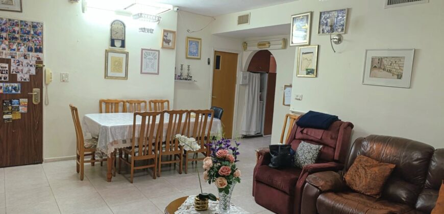 Bright Family Apartment for rent in the Heart of Mekor Baruch