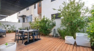 In the sought-after Or Yam neighborhood, an upgraded 6-room cottage