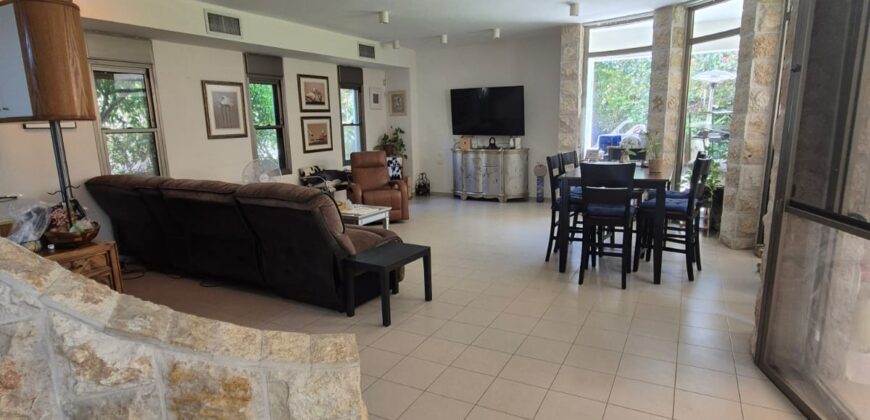 Looking for a large, green garden?