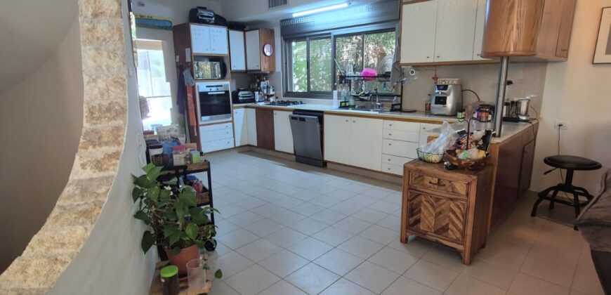 Looking for a large, green garden?